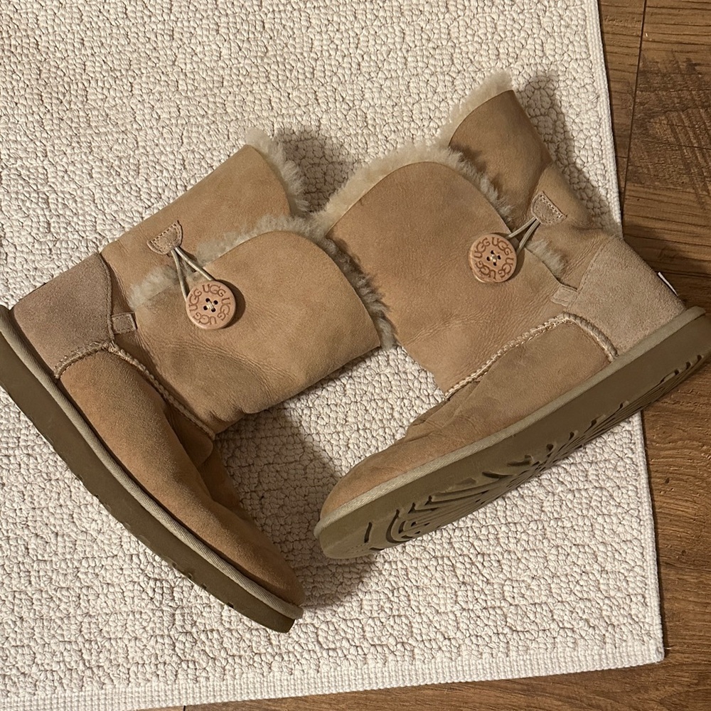 UGG Australia Bailey Button Shearling Boots – Sand / Light Beige Size 7